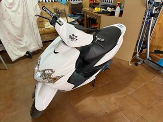 Yamaha Jog RR Blanca Scooter Automática agua