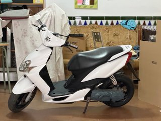 Yamaha Jog RR Blanca Scooter Automática agua