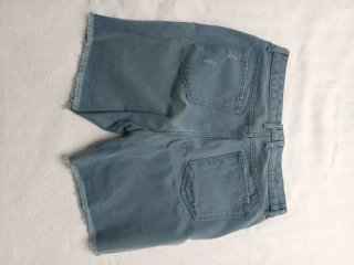 Pantalón corto vaquero desgastado