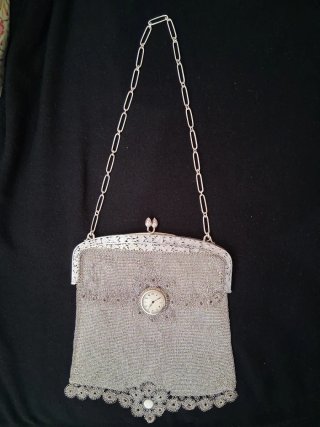 Bolso de plata con reloj