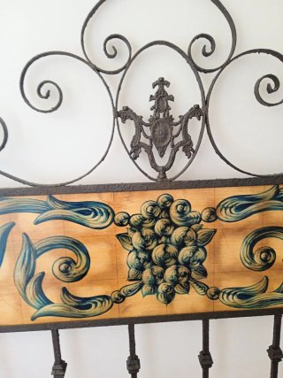 Cabezal de forja con detalle de madera