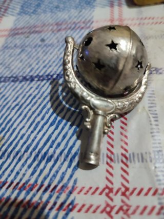 Sonajero Antiguo metal plateado con sello ilegible