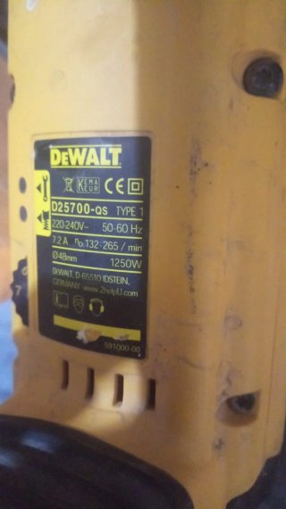 Martillo demoledor DeWalt con brocas