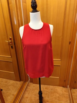 Blusa roja sin mangas