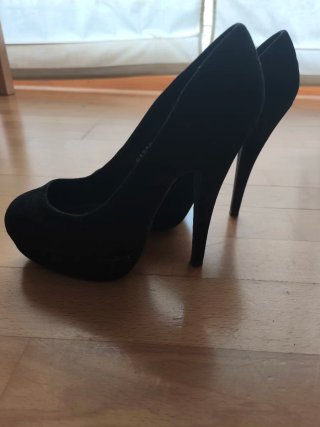 Zapatos de salón ante negro con tacón alto .