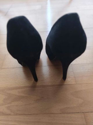 Zapatos de salón ante negro con tacón alto .