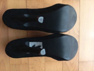 Zapatos de salón ante negro con tacón alto .