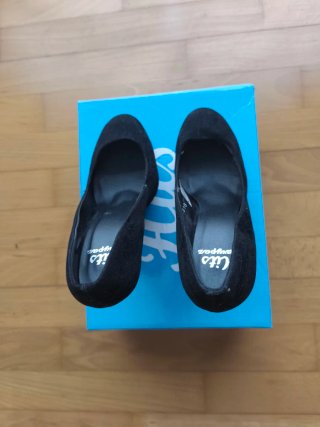 Zapatos de salón ante negro con tacón alto .