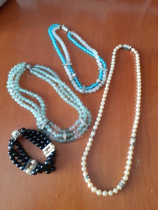 Conjunto 3 collares y 1 pulsera perlas