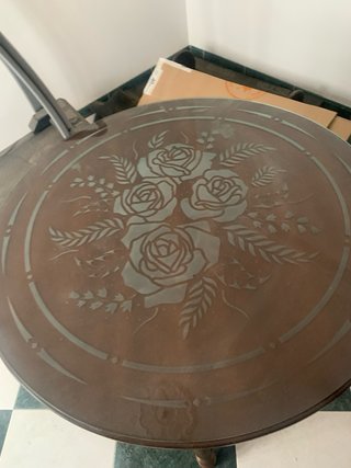 Mesa redonda cristal con flores