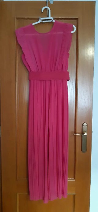 Mono rosa plisado con cinturón dorado