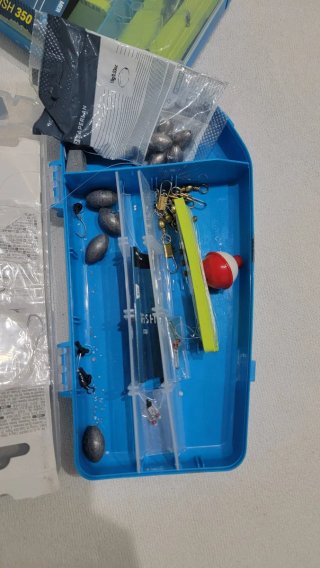 Caña de pescar con carrete y accesorios