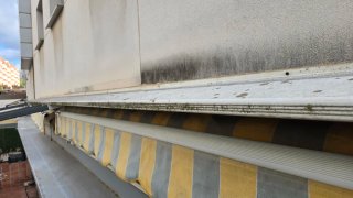 Toldo retráctil gris y amarillo