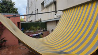 Toldo retráctil gris y amarillo