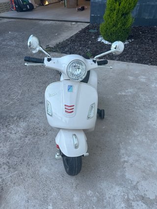 Moto Eléctrica Infantil Tipo Vespa Blanca