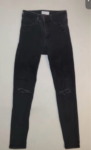 Pantalón Bershka negro desgarrado