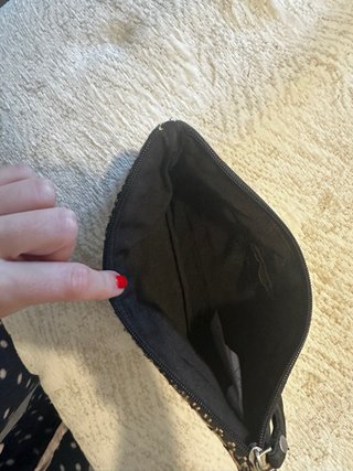 Bolso de mano negro y dorado estampado