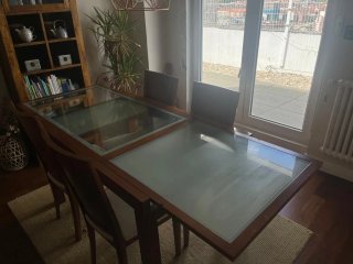 Mesa de comedor de madera y cristal y 4 sillas