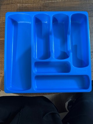 Cubertero azul con cubiertos