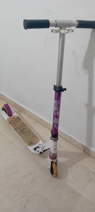 Patinete Oxelo blanco y morado