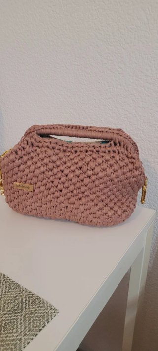 Bolso de mano tejido rosa con cadena dorada