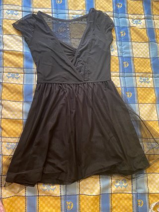 Vestido negro con detalles brillantes