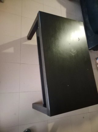 Mesa de centro negra de madera (tené  Marca pequeñ