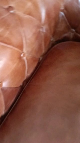 Poltrona Chesterfield in pelle. Spedizione disponibile.