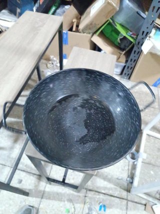 Perol metálico negro con asas