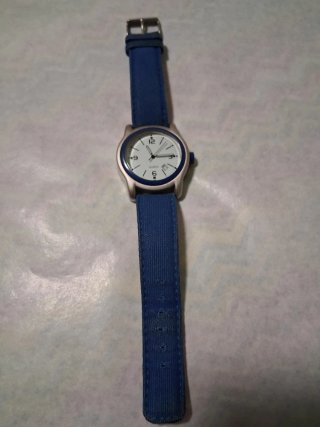 Reloj de Pulsera Azul y Blanco.