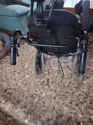 Silla de ruedas basculante negra