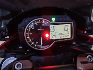 Suzuki GSR 750 Negra/Roja