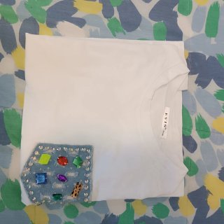 Camiseta Evis blanca con bolsillo joya