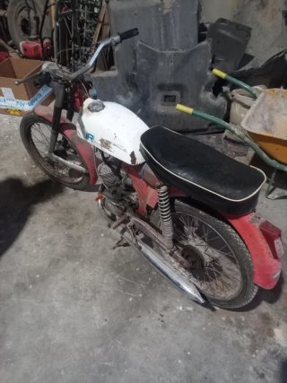 Moto Moped Antigua Blanca y Roja