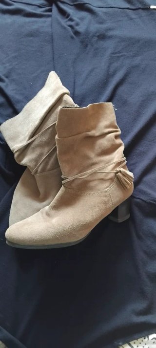 Botines de ante beige con flecos