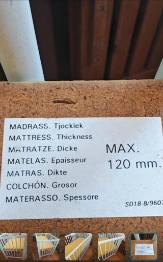 Cuna de madera con colchón amarillo