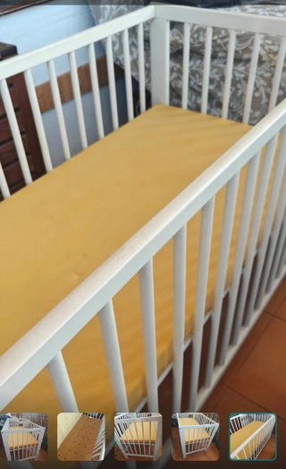 Cuna de madera con colchón amarillo