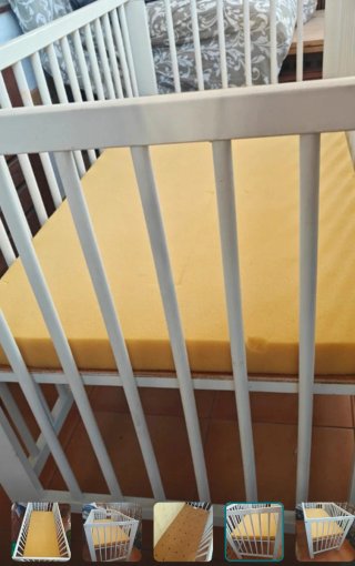 Cuna de madera con colchón amarillo