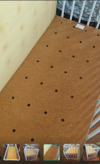Cuna de madera con colchón amarillo
