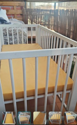 Cuna de madera con colchón amarillo