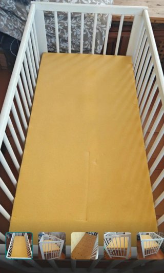 Cuna de madera con colchón amarillo