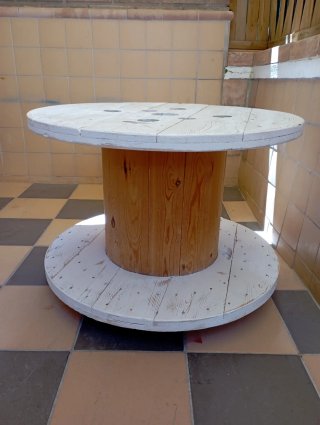 Mesa auxiliar de madera con luz