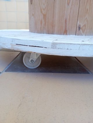 Mesa auxiliar de madera con luz