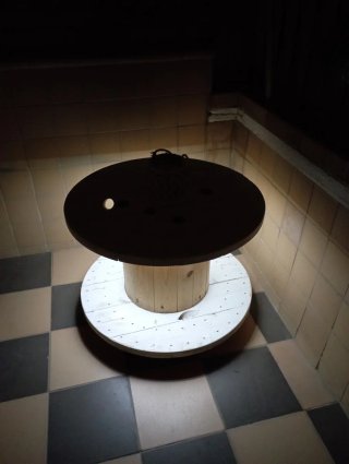 Mesa auxiliar de madera con luz