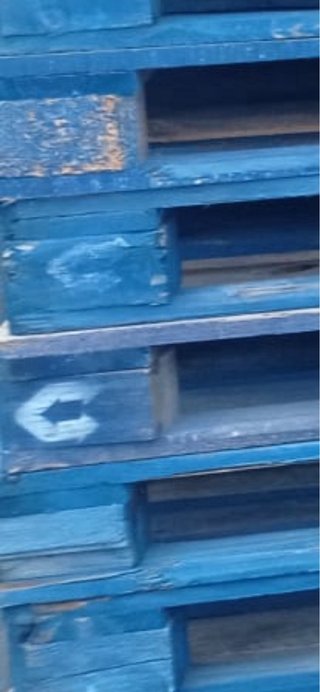 Palets de madera y azules