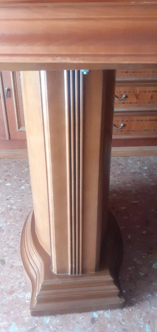 Mesa de comedor extensible.