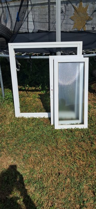 Ventana de aluminio con persiana... medidas 1m x90