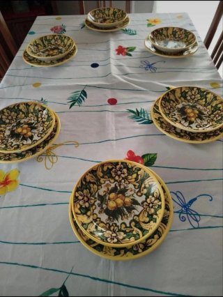 set servizio di piatti in ceramica decorato