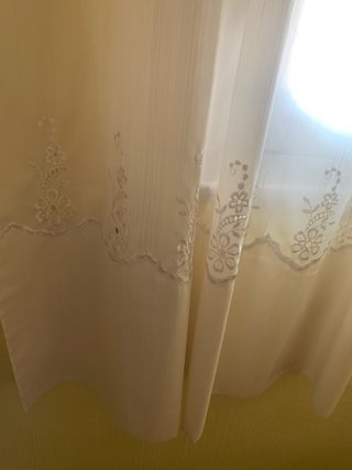 Cortinas y visillos beige y blancos