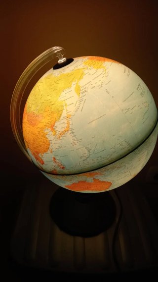 Globo terráqueo iluminado